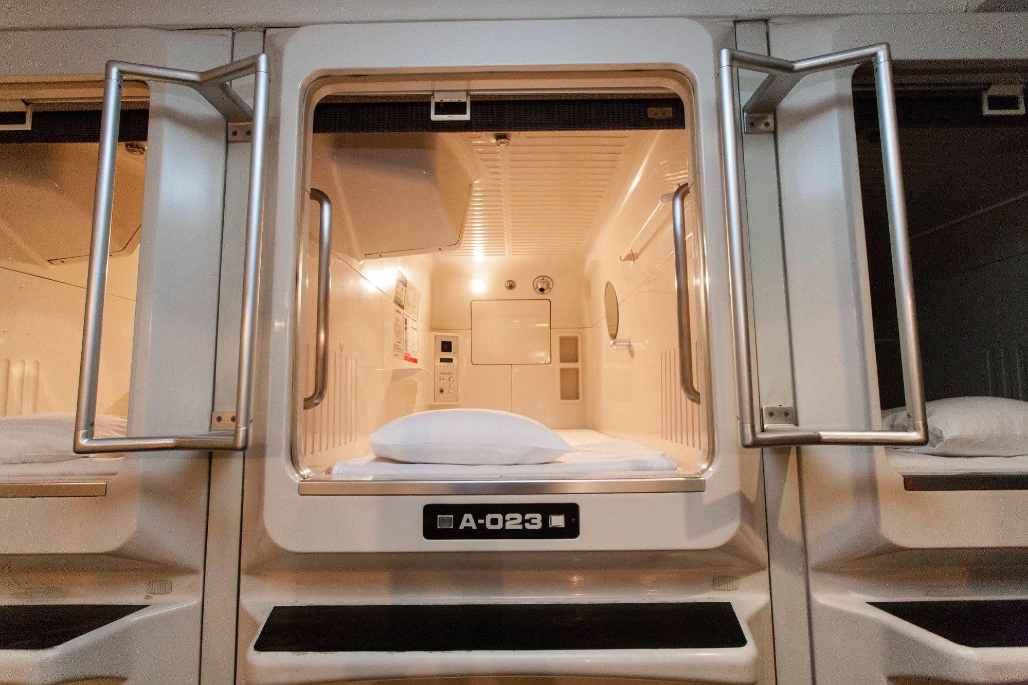 Capsule Hotel Asahi Plaza Shinsaibashi Ōsaka Extérieur photo